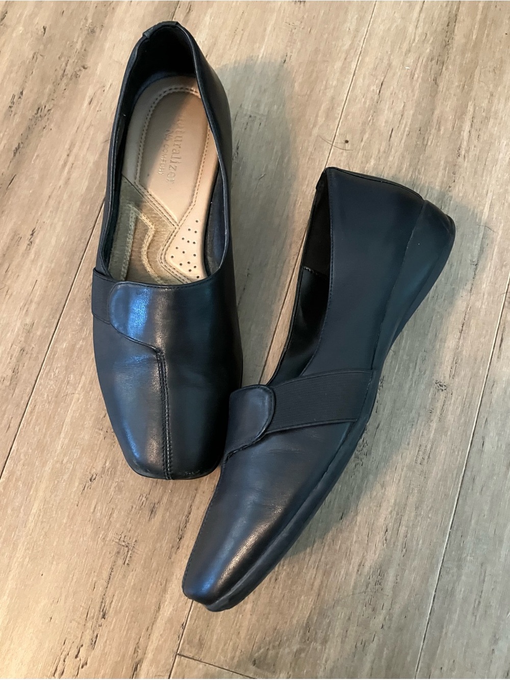 Naturalizer women’s black leather loafers. Size 7